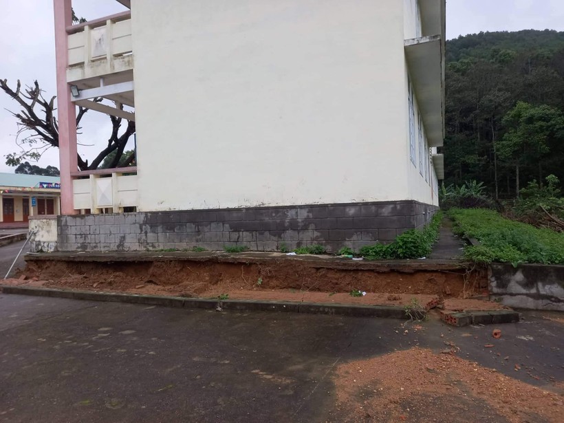 Trường Tiểu học Canh liên (huyện Vân Canh, Bình Định) bị sạt lở móng tường khoảng 15m do ảnh hưởng bởi mưa lũ. 