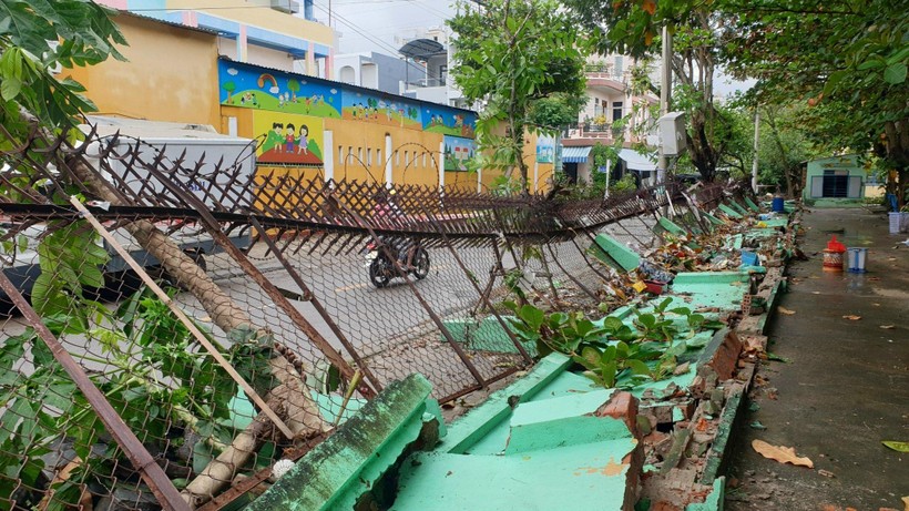 Tường rào của Trường THPT Nguyễn Hiền (Đà Nẵng) bị ngã đổ trong bão SONCA. 