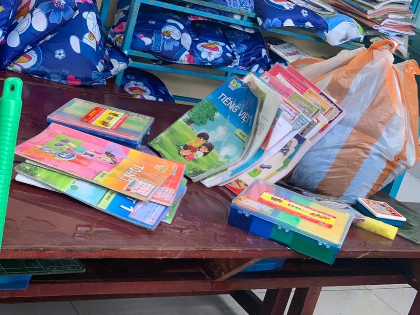 Toàn bộ sách giáo khoa, vở của học sinh ở các phòng học tầng 1, Trường Tiểu học Huỳnh Ngọc Huệ (quận Thanh Khê, TP Đà Nẵng) đều bị ngâm trong nước. 