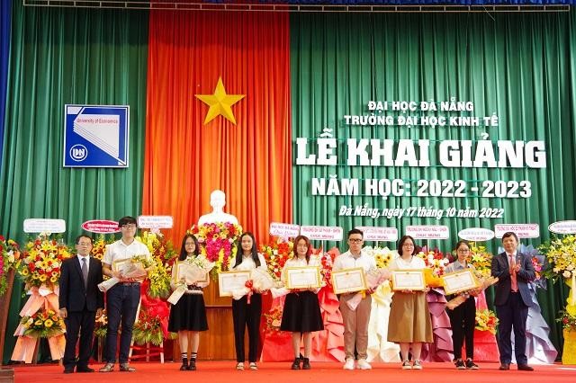 Đại diện ĐH Đà Nẵng và Hội đồng Trường Trường ĐH Kinh tế khen thưởng các sinh viên có thành tích cao trong tuyển sinh hệ chính quy năm 2022.
