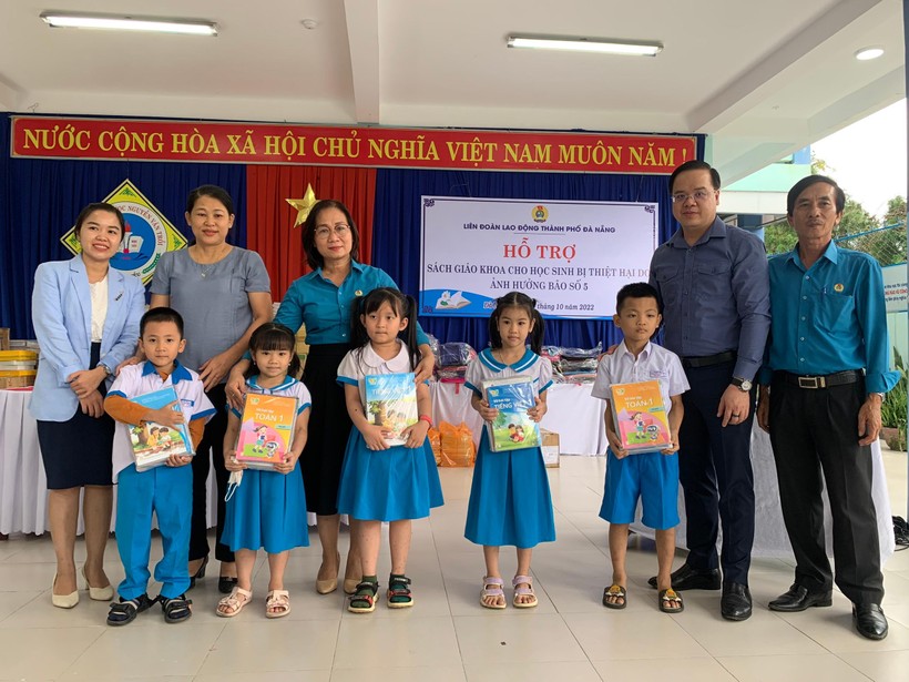 Đại diện Liên đoàn lao động thành phố và Sở GD&ĐT Đà Nẵng trao sách giáo khoa cho học sinh lớp 1-2 Trường Tiểu học Nguyễn Văn Trỗi (quận Liên Chiểu, Đà Nẵng).