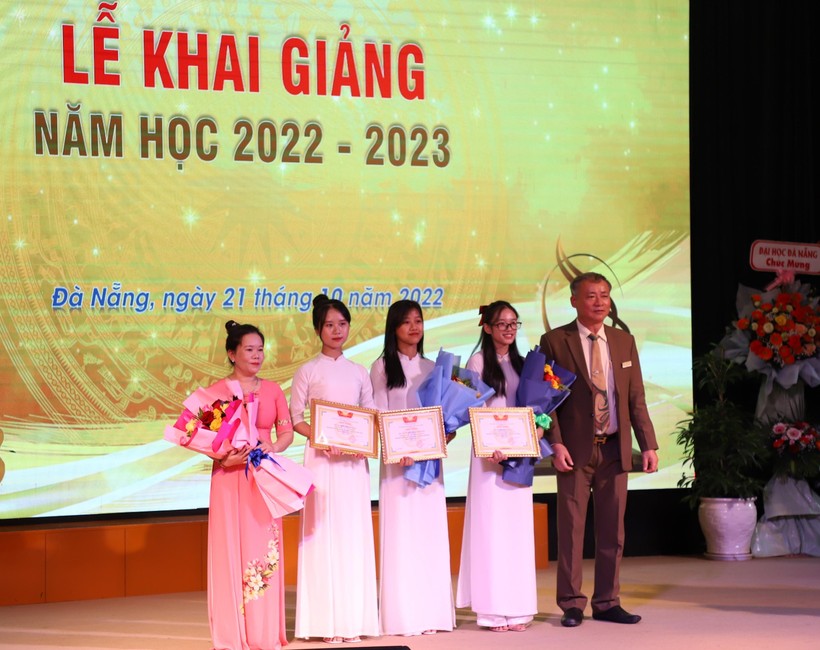 Trường ĐH Sư phạm, ĐH Đà Nẵng khen thưởng đồng thủ khoa tuyển sinh năm 2022 (Ảnh: Thanh Nhã).