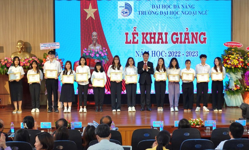 Đại diện Ban giám hiệu Trường ĐH Ngoại ngữ, ĐH Đà Nẵng trao thưởng cho tân sinh viên có kết quả trúng tuyển cao.