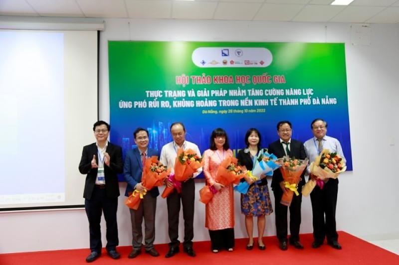 PGS.TS. Lê Văn Huy - Phó Hiệu trưởng Trường Đại học Kinh tế, ĐH Đà Nẵng tặng hoa cho đại diện các đơn vị đồng tổ chức Hội thảo.