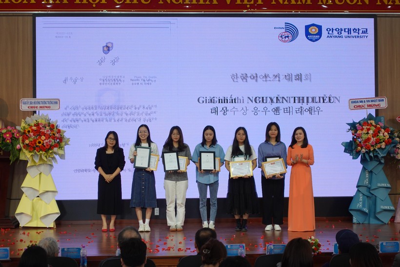 Trao giải cho các sinh viên đạt giải ở nội dung thi viết nói tiếng Hàn. 