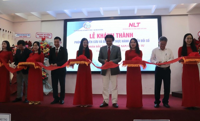 Đại diện NLT Group và Trường ĐH Sư phạm Kỹ thuật, ĐH Đà Nẵng cắt băng khánh thành Phòng nghiên cứu, đào tạo thực hành chuyển đổi số.