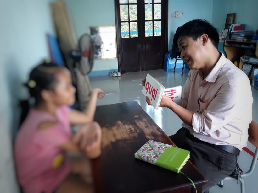 Một tiết học can thiệp cá nhân cho trẻ gặp khó khăn về học do thầy giáo Nguyễn Xuân Việt đảm nhiệm. 