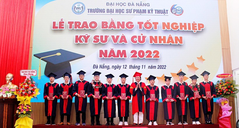 Trường ĐH Sư phạm Kỹ thuật, ĐH Đà Nẵng trao bằng tốt nghiệp cho sinh viên khóa tuyển sinh đầu tiên. 