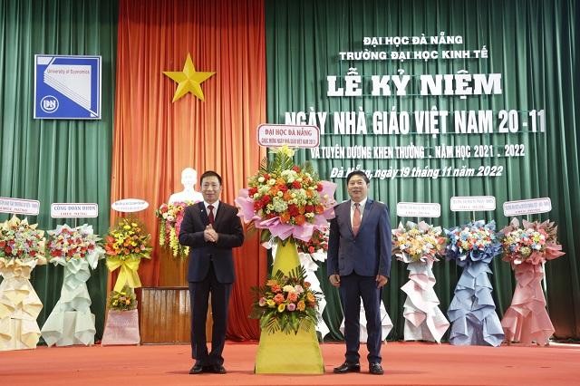 PGS.TS Lê Thành Bắc (bên trái) - Phó Giám đốc ĐH Đà Nẵng tặng hoa chúc mừng Trường Đại học Kinh tế. 
