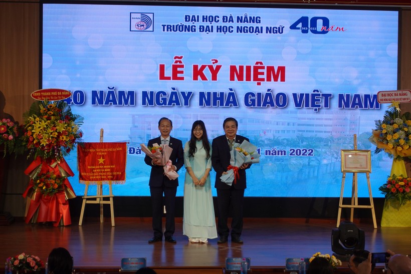 Đại diện sinh viên Trường ĐH Ngoại ngữ, ĐH Đà Nẵng tặng hoa tri ân thầy cô nhân ngày Nhà giáo Việt Nam. 