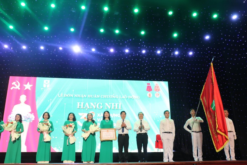Tập thể Trường Mầm non, Tiểu học & THCS Đức Trí đón nhận Huân chương Lao động hạng Nhì. 