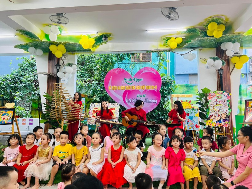Trường Mầm non Bình Minh (quận Hải Châu, TP Đà Nẵng) giao lưu với đoàn nghệ thuật nhạc cụ dân tộc Phương Đông. 