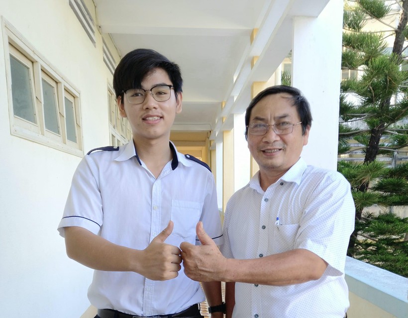 Võ Trương Thiên Kỳ (bìa trái) thể hiện quyết tâm nỗ lực hết mình cùng với thầy giáo trước ngày lên đường tập trung đội tuyển. 