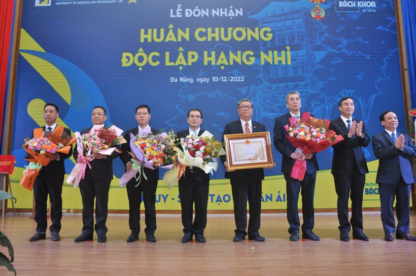 Tập thể Trường ĐH Bách khoa, ĐH Đà Nẵng đón nhận Huân chương Độc lập hạng Nhì. 