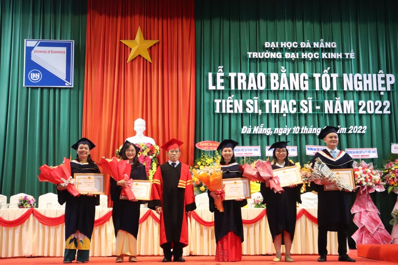 Trường ĐH Kinh tế, ĐH Đà Nẵng khen thưởng 5 tân Thạc sĩ có thành tích tốt trong học tập và nghiên cứu. 