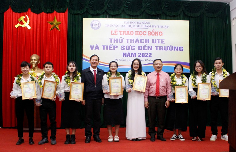 Trường ĐH Sư phạm Kỹ thuật, ĐH Đà Nẵng trao học bổng "Thử thách UTE" năm học 2021-2022 cho sinh viên. 