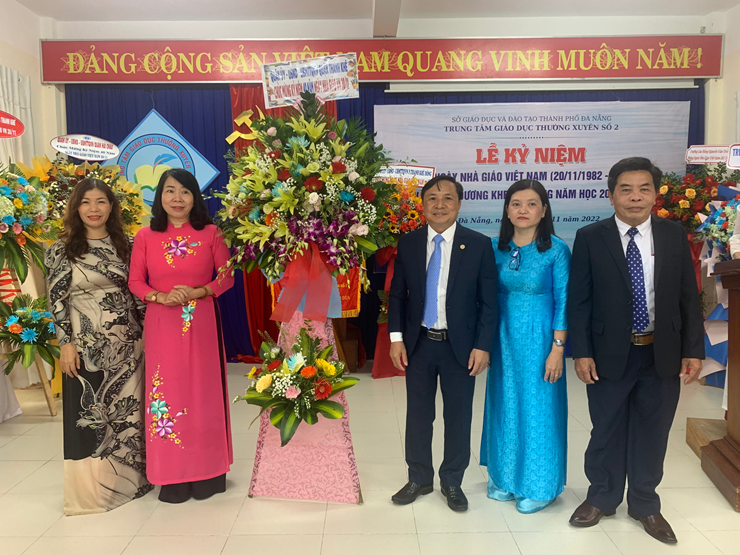 Bà Nguyễn Thị Minh Nguyệt, Phó Bí thư thường trực Quận ủy Thanh Khê chúc mừng Tập thể Trung tâm GDTX số 2 nhân Kỷ niệm Ngày Nhà giáo Việt Nam.