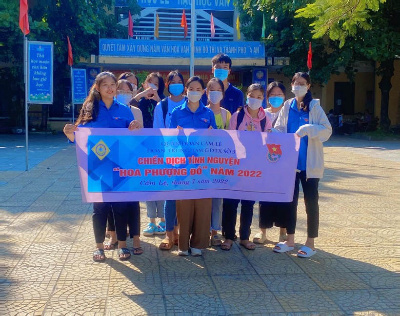 Đoàn viên Đoàn thanh niên Trung tâm GDTX số 3 Đà Nẵng tham gia chiến dịch tình nguyện Hoa phượng đỏ năm 2022. 