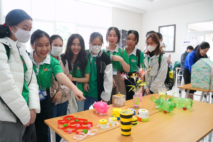 Một gian hàng bày bán các sản phẩm handmade để gây quỹ tặng vé xe Tết cho sinh viên của Trường ĐH Đông Á. 