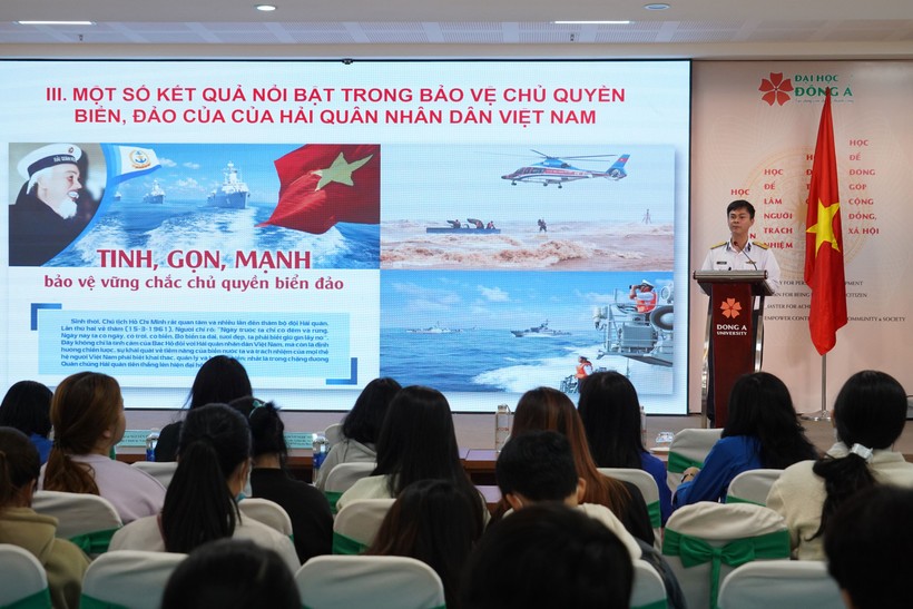 Sinh viên Trường ĐH Đông Á tham dự tuyên truyền về biển đảo. 