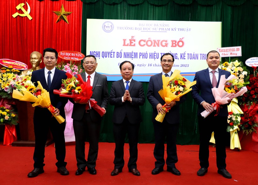Giám đốc ĐH Đà Nẵng tặng hoa chúc mừng các Phó Hiệu trưởng Trường ĐH Sư phạm Kỹ thuật. 