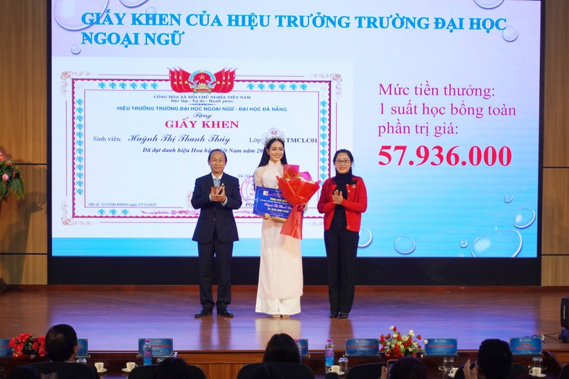 Ban giám hiệu Trường ĐH Ngoại ngữ, ĐH Đà Nẵng trao giấy khen và học bổng toàn phần cho Hoa hậu Việt Nam 2022 Huỳnh Thị Thanh Thủy. (Ảnh: NTCC).
