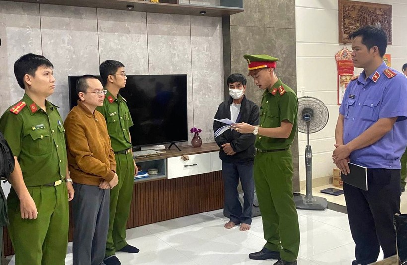 Cơ quan CSĐT Công an TP Đà Nẵng đọc lệnh bắt tạm giam đối với Hoàng Quang Huy (thứ 2 từ trái sang), Trưởng phòng Kế hoạch - Tài chính, Trường ĐH Bách khoa, ĐH Đà Nẵng. 