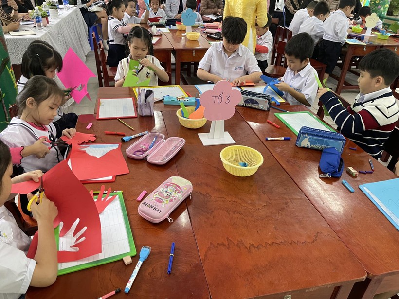 Học sinh lớp 1 Trường Tiểu học Núi Thành (quận Hải Châu, TP Đà Nẵng) với giờ học Dạy học liên môn. 