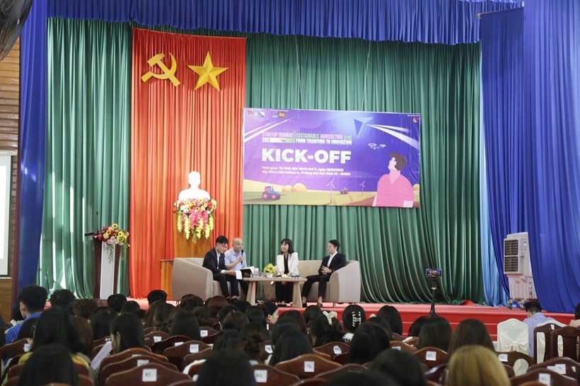 Các khách mời chia sẻ kiến thức khởi nghiệp và kinh nghiệm khi tham gia Startup Runway cho sinh viên Đà Nẵng. (Ảnh: Trường ĐH Kinh tế, ĐH Đà Nẵng).