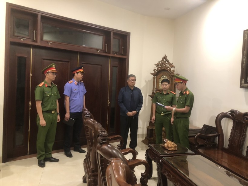 Cơ quan công an đọc lệnh bắt tạm giam ông Đoàn Quang Vinh