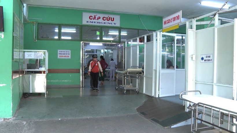 Trong 3 ngày qua, một số phụ huynh đã đến Phòng cấp cứu, Bệnh viện Đà Nẵng để xác minh thông tin về tình trạng sức khỏe của con. 