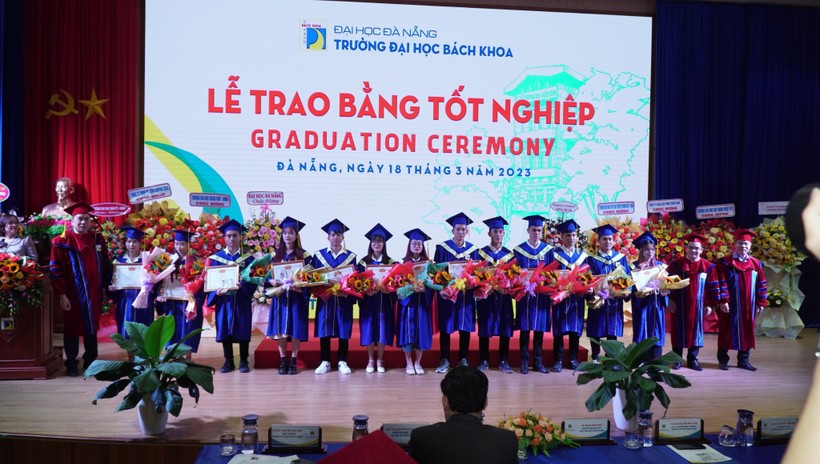 Trường ĐH Bách khoa, ĐH Đà Nẵng khen thưởng cho các sinh viên có thành tích xuất sắc trong khóa học. 
