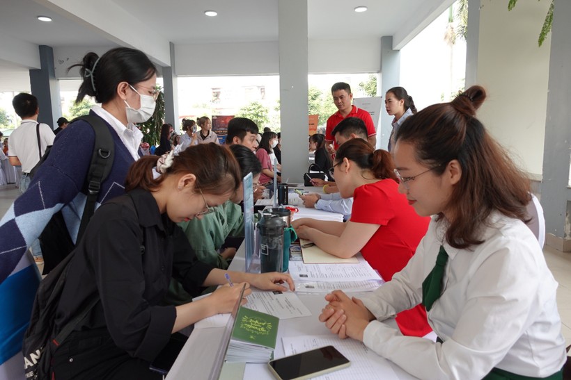 Ngày 24/3, Sở LĐTB&XH Đà Nẵng và Trường ĐH Ngoại ngữ, ĐH Đà Nẵng tổ chức 'Ngày hội việc làm sinh viên'.