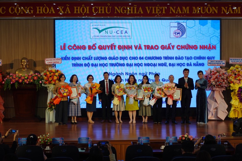 Đại diện Trung tâm Kiểm định chất lượng giáo dục - ĐHQG Hà Nội đã trao giấy chứng nhận kiểm định chất lượng giáo dục cho 4 chương trình đào tạo của Trường ĐH Ngoại ngữ, ĐH Đà Nẵng. 