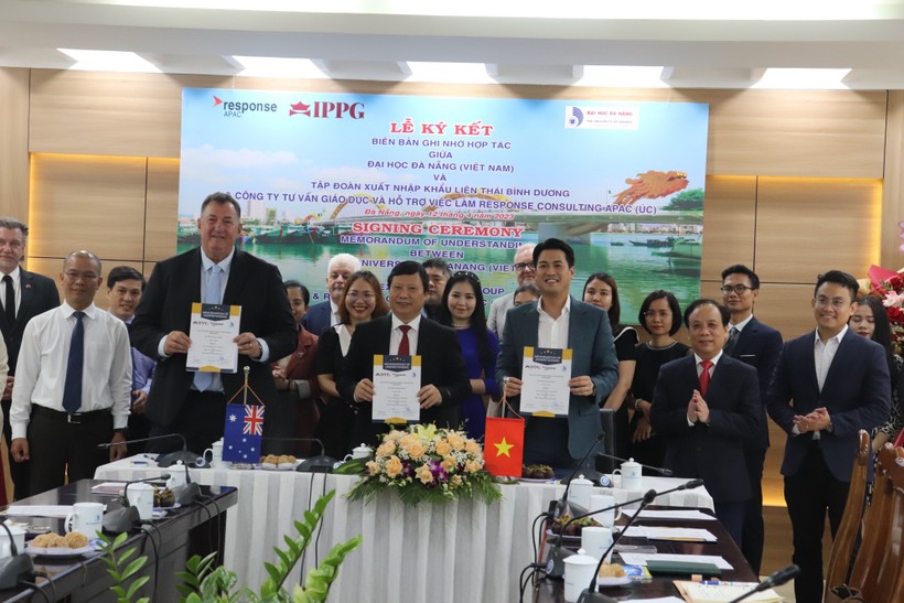 Đại diện ĐH Đà Nẵng, Tập đoàn Xuất khẩu Liên Thái Bình Dương, Công ty Tư vấn Giáo dục và Hỗ trợ việc làm Response APAC ký kết biên bản hợp tác. 