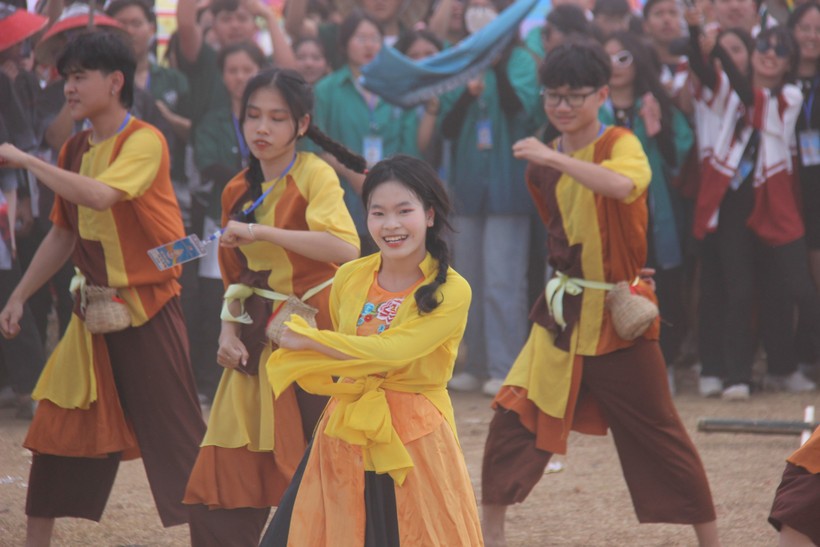 Học sinh Trường THPT Trần Phú (Đà Nẵng) tham gia thi dân vũ trong chương trình Hội trại thanh niên do nhà trường tổ chức. 