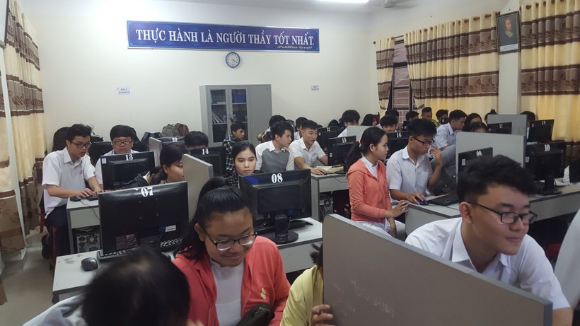 Học sinh Trường THPT Nguyễn Trãi (Đà Nẵng) làm quen với kiểm tra trắc nghiệm trên máy tính. 