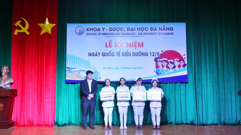 Khoa Y Dược, ĐH Đà Nẵng trao học bổng cho sinh viên ngành điều dưỡng nhân kỷ niệm Ngày Quốc tế điều dưỡng 
