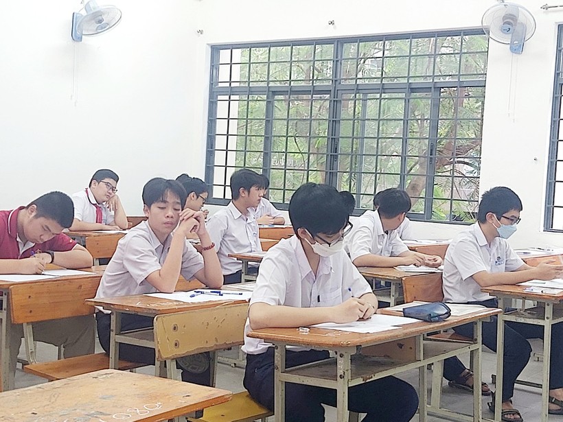 Thí sinh Đà Nẵng dự thi môn Ngữ văn tại điểm thi Trường THPT Phan Châu Trinh. 