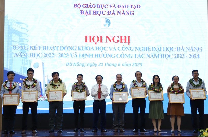 Giám đốc ĐH Đà Nẵng trao Giấy khen và tặng hoa chúc mừng 10 cá nhân tiêu biểu trong KHCN. 
