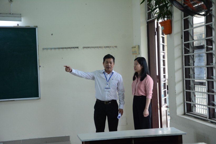 Bà Lê Thị Bích Thuận – Phó trưởng Ban Thường trực, Giám đốc Sở GD&ĐT Đà Nẵng đã kiểm tra công tác thi tại điểm thi Trường THPT Trần Phú.