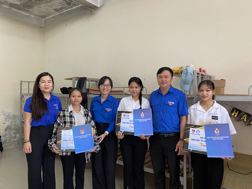 Thành đoàn Đà Nẵng thăm hỏi, trao quà động viên cho thí sinh là người đồng bào Cơ tu trước kỳ thi tốt nghiệp THPT 2023. 