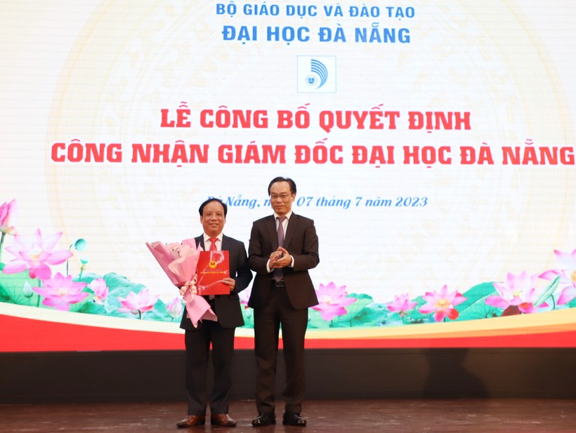 Thứ trưởng Hoàng Minh Sơn thay mặt lãnh đạo Bộ GD&ĐT trao quyết định công nhận Giám đốc ĐH Đà Nẵng cho PGS.TS Nguyễn Ngọc Vũ. 