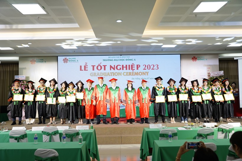 Sinh viên Trường ĐH Đông Á nhận bằng tốt nghiệp và tuyên dương khen thưởng. 