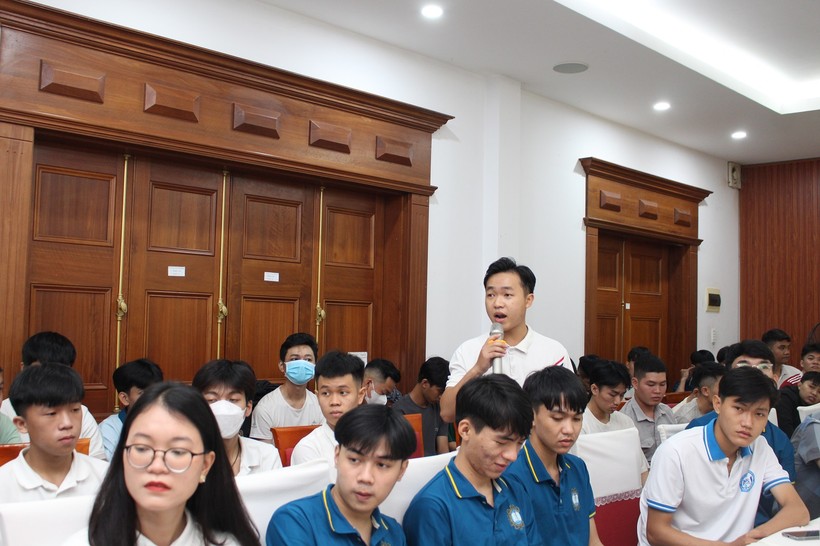 Sinh viên Trường ĐH Sư phạm Kỹ thuật, ĐH Đà Nẵng tìm hiểu thông tin về nhân lực kỹ thuật cơ khí hàng không. 