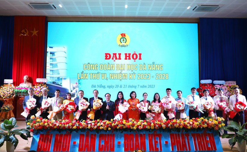 Đại diện ĐH Đà Nẵng và Công đoàn Giáo dục Việt Nam tặng hoa chúc mừng Ban chấp hành Công đoàn nhiệm kỳ mới. 