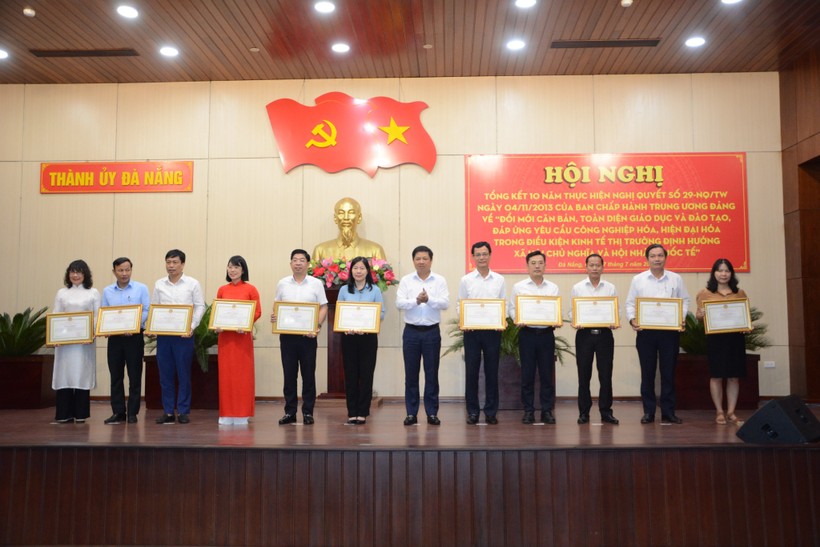 14 tập thể và 6 cá nhân đạt thành tích xuất sắc trong thực hiện Nghị quyết 29 được tặng bằng khen của Chủ tịch UBND thành phố Đà Nẵng. 