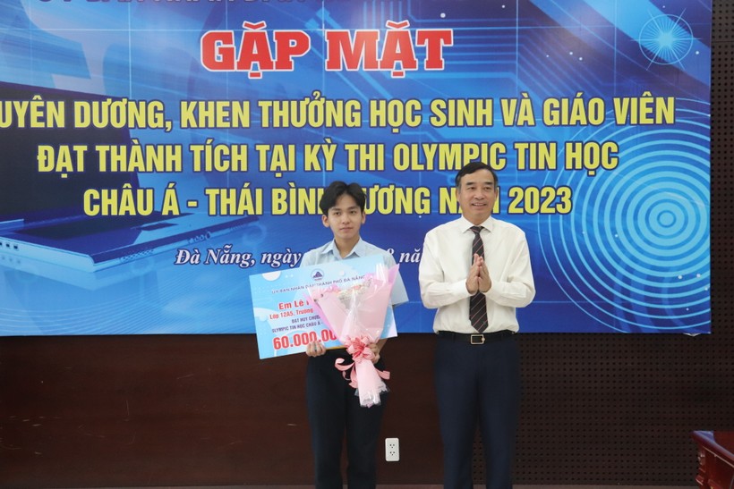 Ông Lê Trung Chinh - Chủ tịch UBND TP Đà Nẵng trao thưởng cho Lê Ngọc Bảo Anh đã đạt thành tích cao tại Kỳ thi Olympic Tin học châu Á - Thái Bình Dương 2023. 