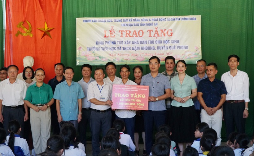 Ông Nguyễn Văn Khoa - Phó Giám đốc Sở GD&ĐT tỉnh Nghệ An trao kinh phí hỗ trợ xây dựng nhà bán trú cho HS Trường TH&THCS Nậm Nhoóng. 