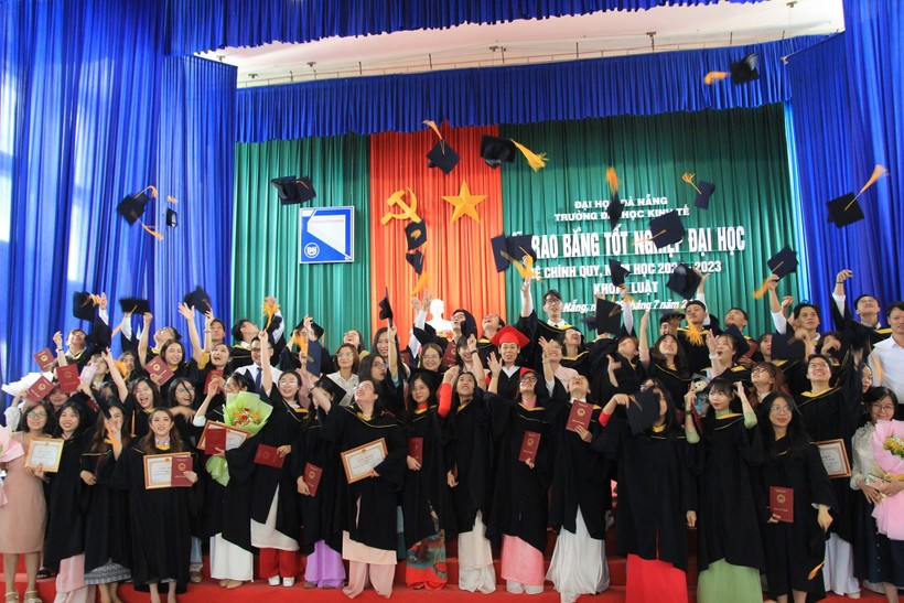 Lễ tốt nghiệp của sinh viên Trường ĐH Kinh tế, ĐH Đà Nẵng, 